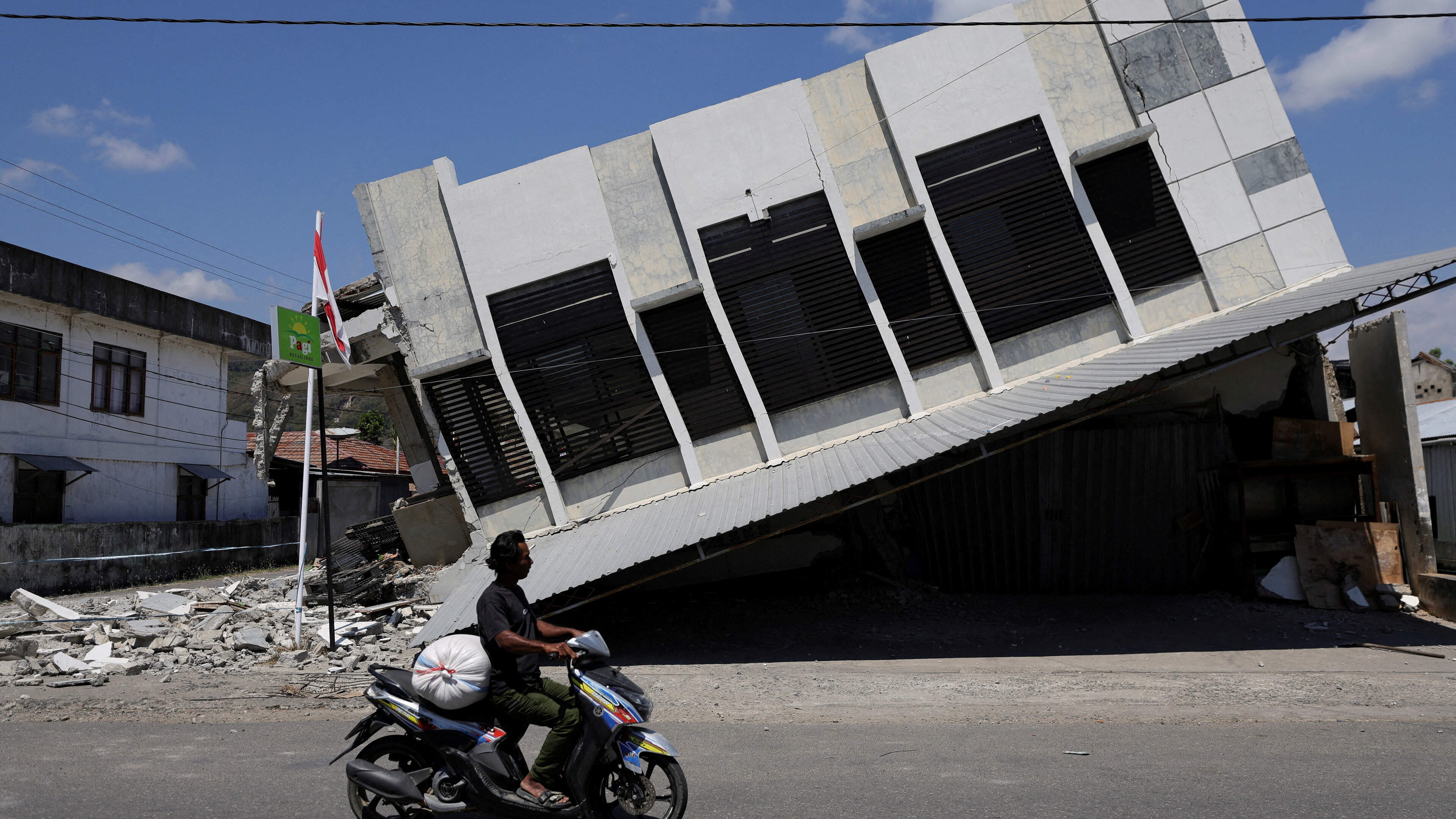 Children afraid to go indoors after earthquake in eastern Indonesia leaves thousands displaced